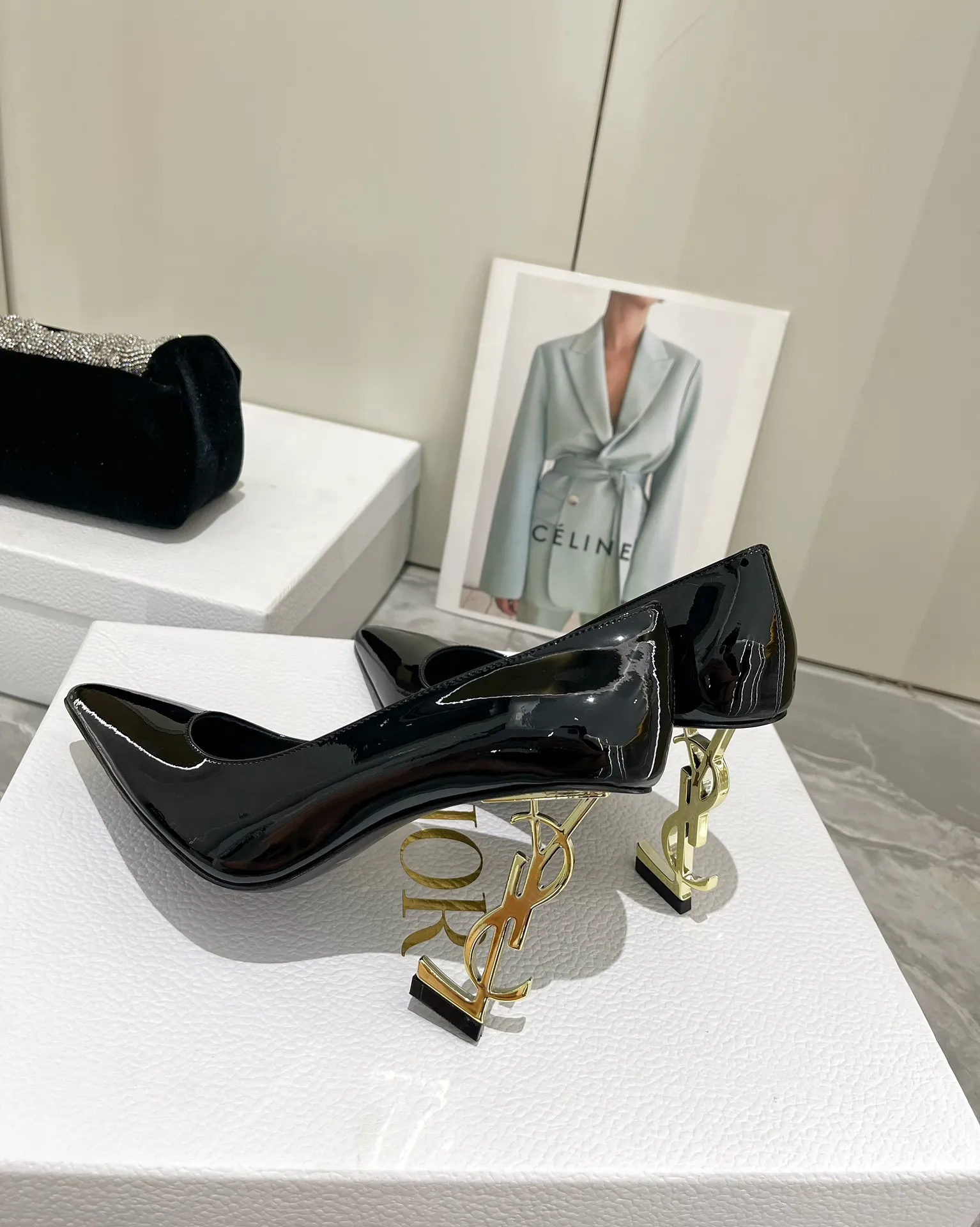 👟👟Ex-factory price👟👟Ex-factory price 560👟👟 YSL Saint Laurent fashionable logo and high heels are new✔️✔️✔️ Only YSL understands women’s hearts best! The exquisite shoe last and the original molded custom logo heel are also the biggest highlights of this pair of shoes! The upper is exquisite and high-end! Full of goddess style🥂 💙 Upper: imported calf leather, cow patent leather 💙 Lining: imported 🐑 sheep leather 💙 Sole: imported leather outsole 💙 Height: 9cm 💙 Color: black paint with gold, black leather with black 💙 Size: 35-39 💙 (Full package)